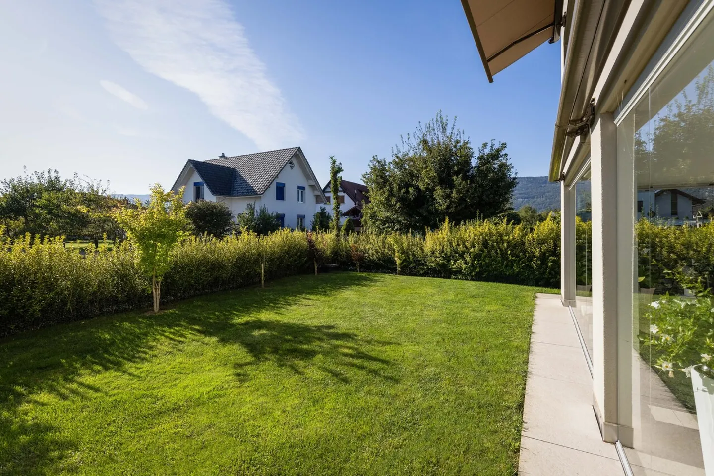 Ruhig gelegene, hochwertige, helle und moderne 4.5 Zimmer Terrassenwohnung im Obergeschoss mit 30 m² Wintergarten mit Weitsicht gegen Westen (Abendsonne), 2 Parkplätze inkl. und Gemeinschaftsgartengarten mit rundum Sichtschutz und Solitärbäumen - Foto 5 von 108