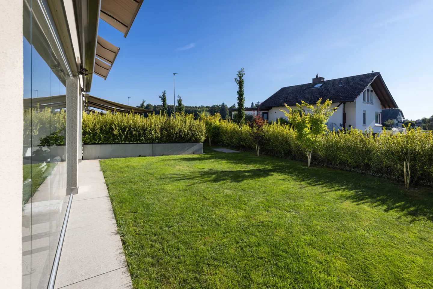 Ruhig gelegene, hochwertige, helle und moderne 4.5 Zimmer Terrassenwohnung im Obergeschoss mit 30 m² Wintergarten mit Weitsicht gegen Westen (Abendsonne), 2 Parkplätze inkl. und Gemeinschaftsgartengarten mit rundum Sichtschutz und Solitärbäumen - Foto 6 von 108