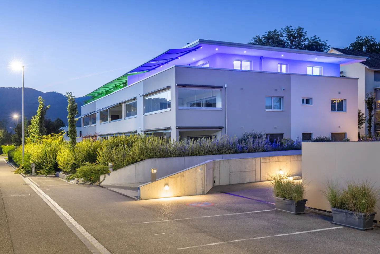Ruhig gelegene, hochwertige, helle und moderne 4.5 Zimmer Terrassenwohnung im Obergeschoss mit 30 m² Wintergarten mit Weitsicht gegen Westen (Abendsonne), 2 Parkplätze inkl. und Gemeinschaftsgartengarten mit rundum Sichtschutz und Solitärbäumen - Foto 1 von 108