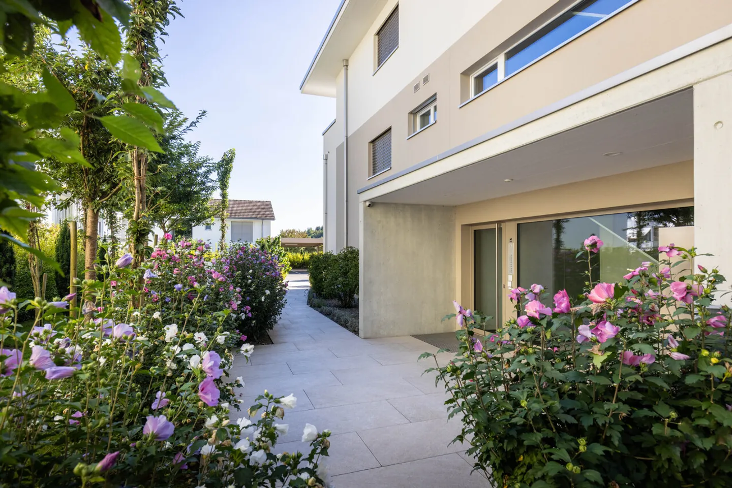 Ruhig gelegene, hochwertige, helle und moderne 4.5 Zimmer Terrassenwohnung im Obergeschoss mit 30 m² Wintergarten mit Weitsicht gegen Westen (Abendsonne), 2 Parkplätze inkl. und Gemeinschaftsgartengarten mit rundum Sichtschutz und Solitärbäumen - Foto 9 von 108