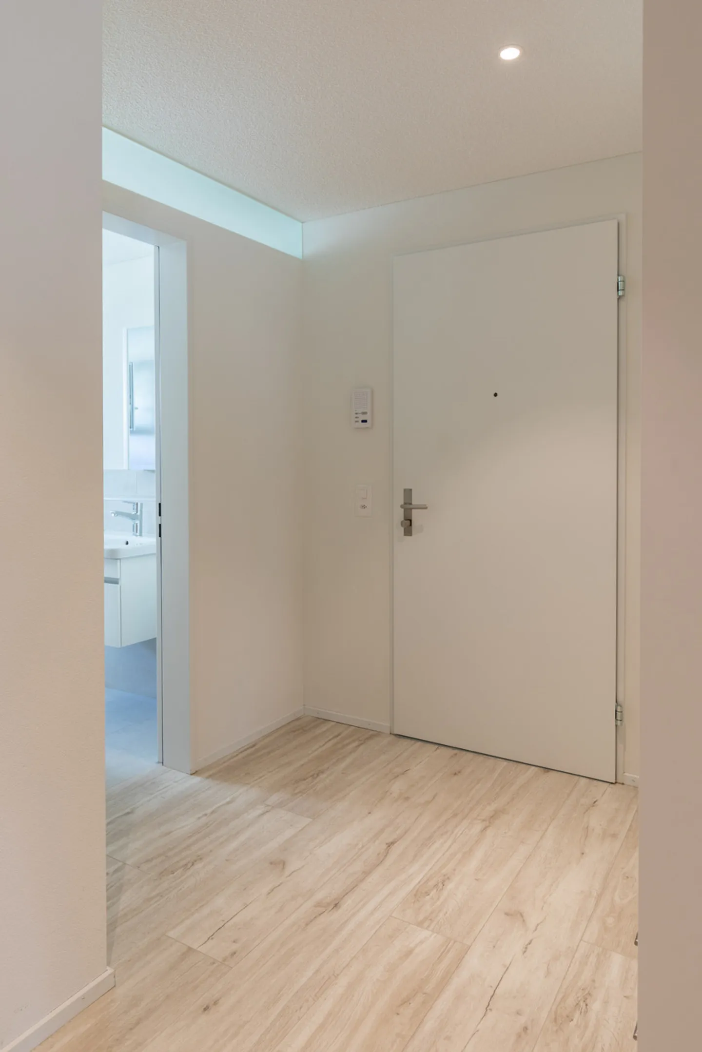 Ruhig gelegene, hochwertige, helle und moderne 4.5 Zimmer Terrassenwohnung im Obergeschoss mit 30 m² Wintergarten mit Weitsicht gegen Westen (Abendsonne), 2 Parkplätze inkl. und Gemeinschaftsgartengarten mit rundum Sichtschutz und Solitärbäumen - Foto 10 von 108