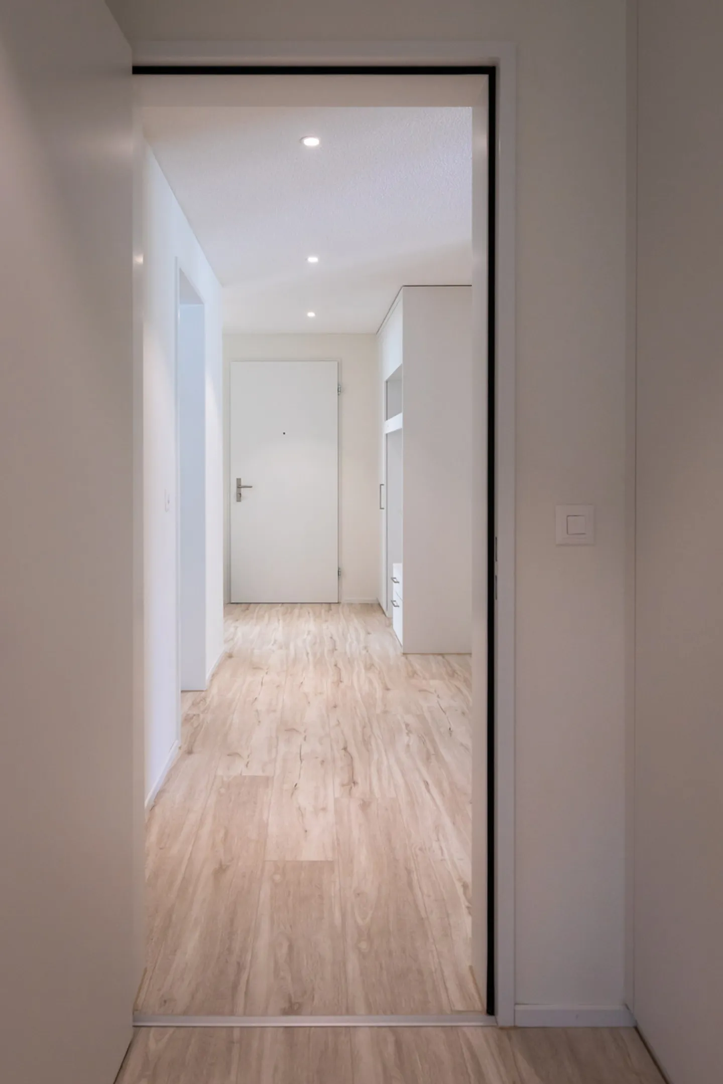 Ruhig gelegene, hochwertige, helle und moderne 4.5 Zimmer Terrassenwohnung im Obergeschoss mit 30 m² Wintergarten mit Weitsicht gegen Westen (Abendsonne), 2 Parkplätze inkl. und Gemeinschaftsgartengarten mit rundum Sichtschutz und Solitärbäumen - Foto 11 von 108