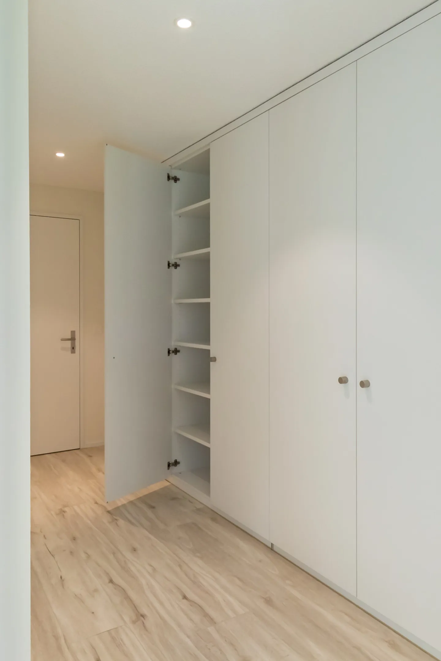 Ruhig gelegene, hochwertige, helle und moderne 4.5 Zimmer Terrassenwohnung im Obergeschoss mit 30 m² Wintergarten mit Weitsicht gegen Westen (Abendsonne), 2 Parkplätze inkl. und Gemeinschaftsgartengarten mit rundum Sichtschutz und Solitärbäumen - Foto 12 von 108