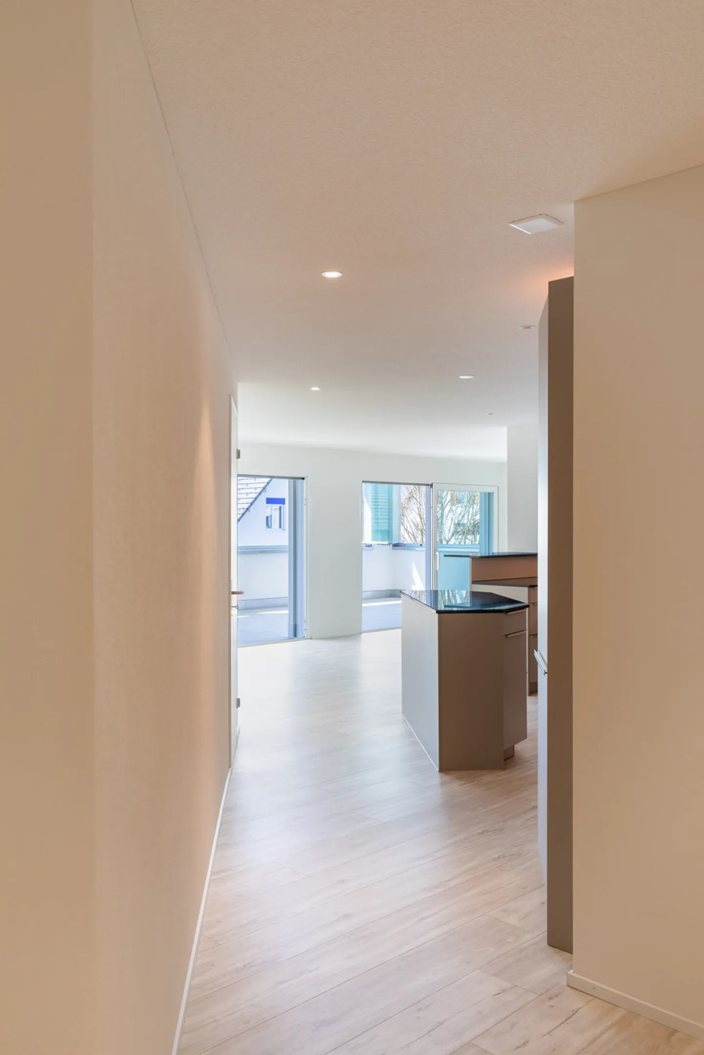 Ruhig gelegene, hochwertige, helle und moderne 4.5 Zimmer Terrassenwohnung im Obergeschoss mit 30 m² Wintergarten mit Weitsicht gegen Westen (Abendsonne), 2 Parkplätze inkl. und Gemeinschaftsgartengarten mit rundum Sichtschutz und Solitärbäumen - Foto 13 von 108