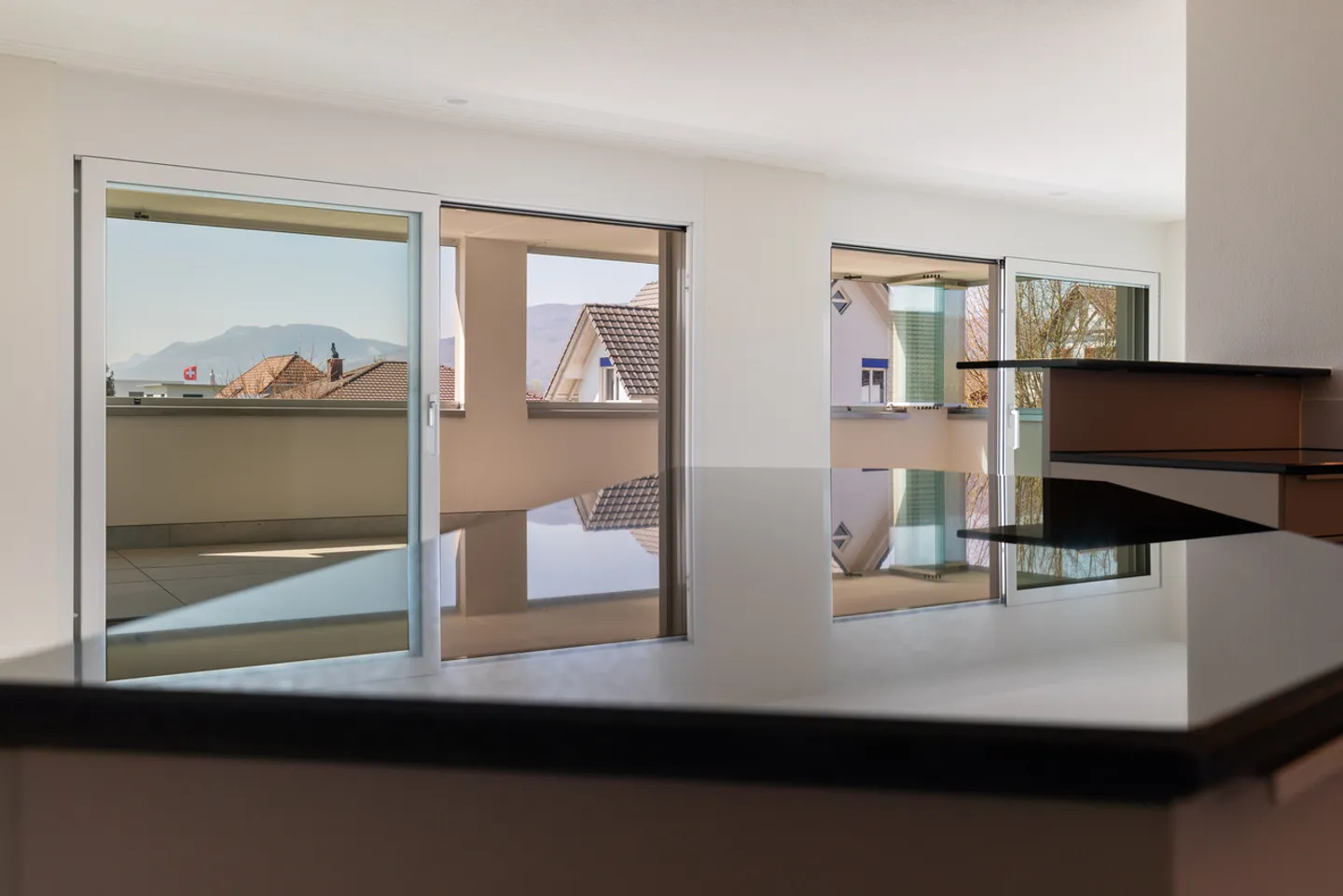 Ruhig gelegene, hochwertige, helle und moderne 4.5 Zimmer Terrassenwohnung im Obergeschoss mit 30 m² Wintergarten mit Weitsicht gegen Westen (Abendsonne), 2 Parkplätze inkl. und Gemeinschaftsgartengarten mit rundum Sichtschutz und Solitärbäumen - Foto 14 von 108