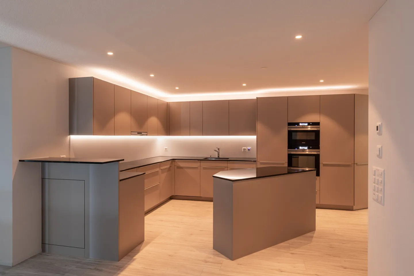 Ruhig gelegene, hochwertige, helle und moderne 4.5 Zimmer Terrassenwohnung im Obergeschoss mit 30 m² Wintergarten mit Weitsicht gegen Westen (Abendsonne), 2 Parkplätze inkl. und Gemeinschaftsgartengarten mit rundum Sichtschutz und Solitärbäumen - Foto 23 von 108