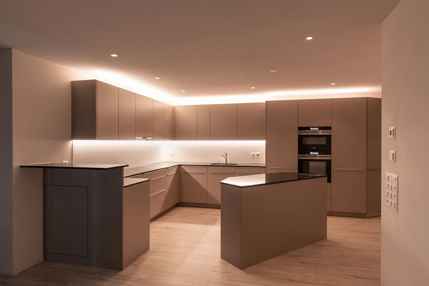 Ruhig gelegene, hochwertige, helle und moderne 4.5 Zimmer Terrassenwohnung im Obergeschoss mit 30 m² Wintergarten mit Weitsicht gegen Westen (Abendsonne), 2 Parkplätze inkl. und Gemeinschaftsgartengarten mit rundum Sichtschutz und Solitärbäumen - Foto 24 von 108