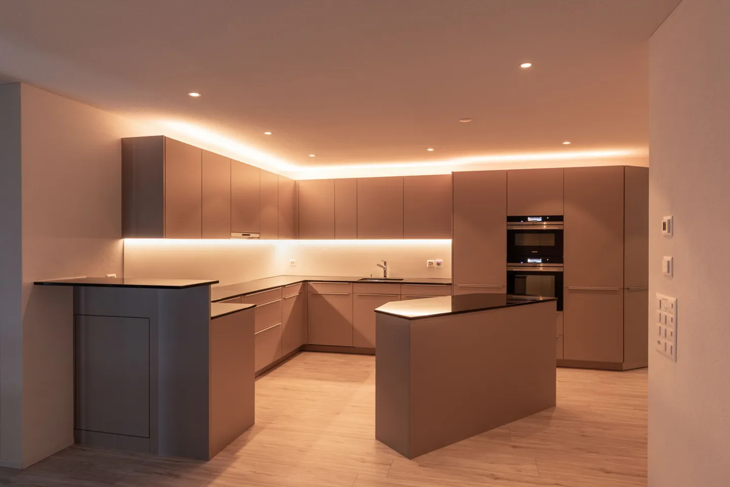 Ruhig gelegene, hochwertige, helle und moderne 4.5 Zimmer Terrassenwohnung im Obergeschoss mit 30 m² Wintergarten mit Weitsicht gegen Westen (Abendsonne), 2 Parkplätze inkl. und Gemeinschaftsgartengarten mit rundum Sichtschutz und Solitärbäumen - Foto 25 von 108