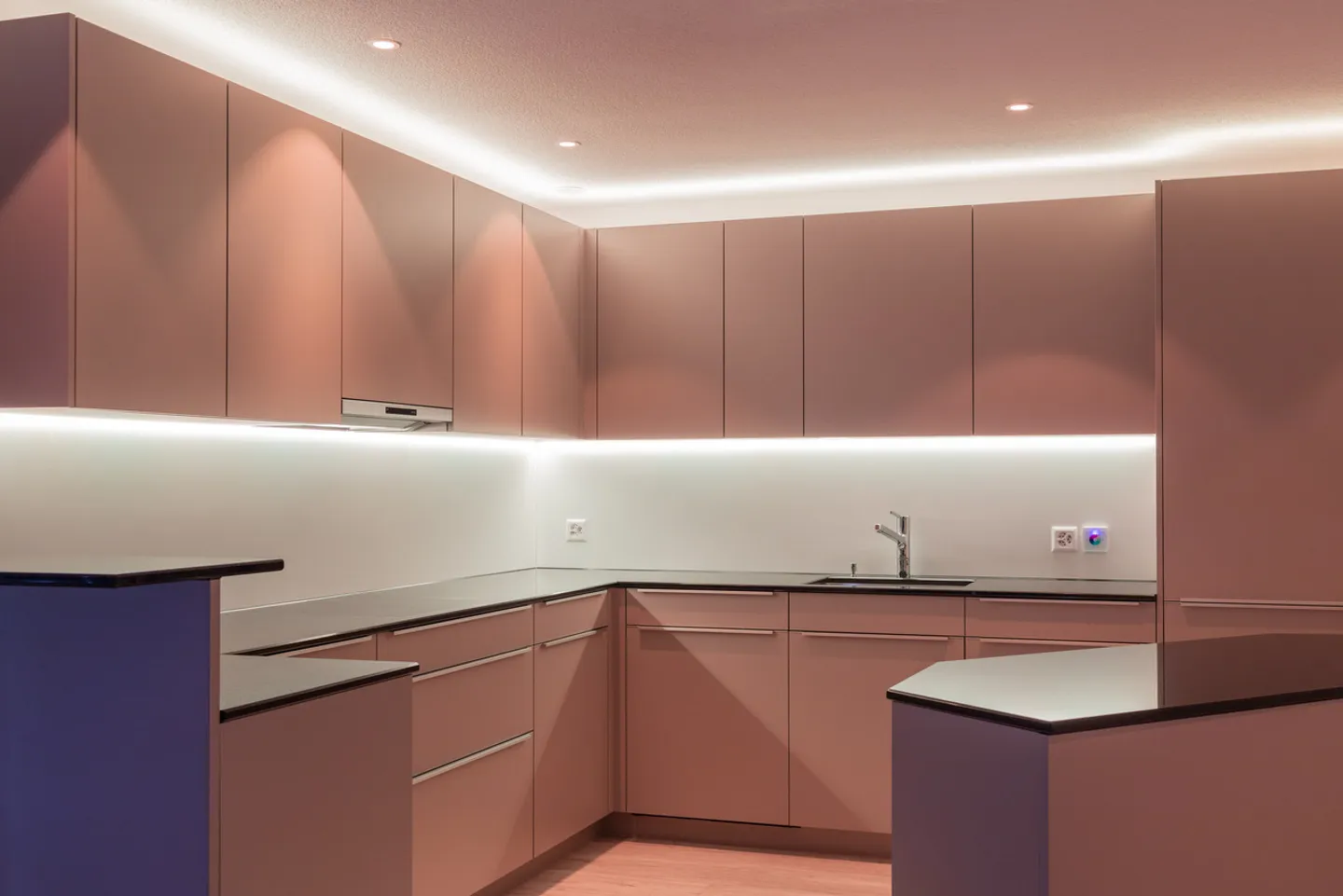 Ruhig gelegene, hochwertige, helle und moderne 4.5 Zimmer Terrassenwohnung im Obergeschoss mit 30 m² Wintergarten mit Weitsicht gegen Westen (Abendsonne), 2 Parkplätze inkl. und Gemeinschaftsgartengarten mit rundum Sichtschutz und Solitärbäumen - Foto 26 von 108