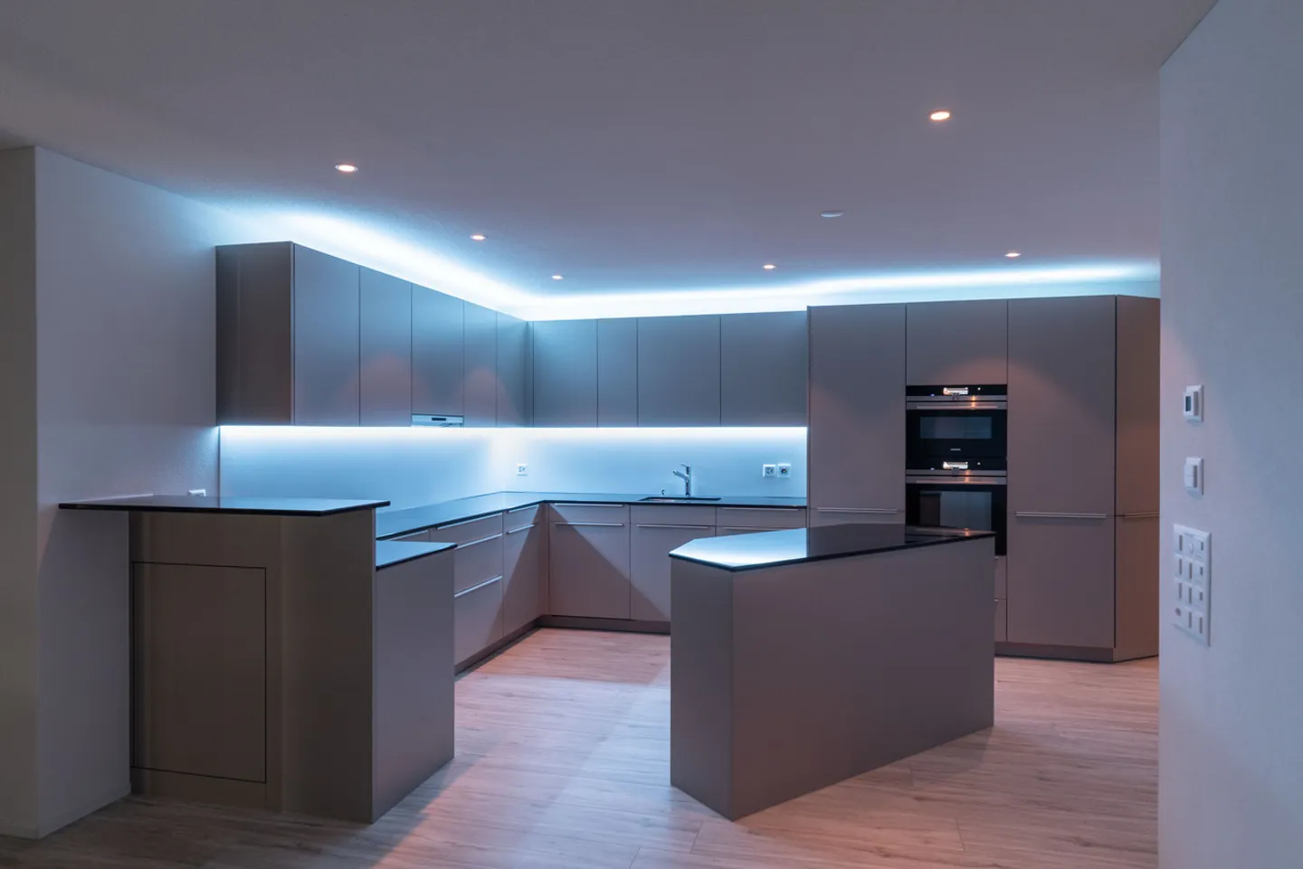 Ruhig gelegene, hochwertige, helle und moderne 4.5 Zimmer Terrassenwohnung im Obergeschoss mit 30 m² Wintergarten mit Weitsicht gegen Westen (Abendsonne), 2 Parkplätze inkl. und Gemeinschaftsgartengarten mit rundum Sichtschutz und Solitärbäumen - Foto 15 von 108