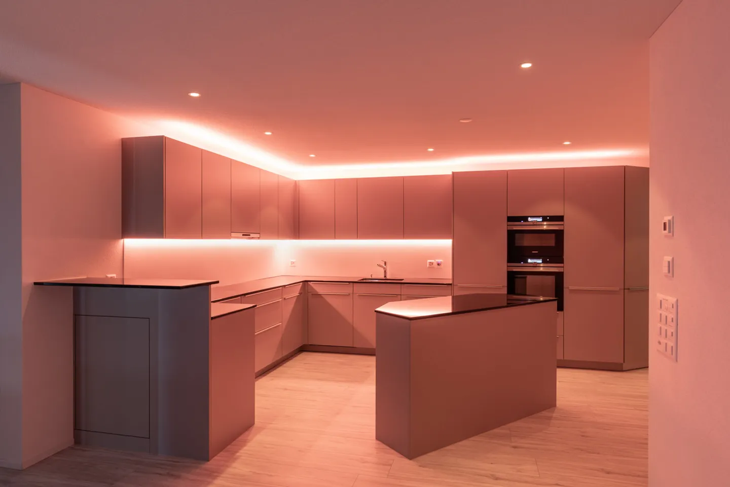 Ruhig gelegene, hochwertige, helle und moderne 4.5 Zimmer Terrassenwohnung im Obergeschoss mit 30 m² Wintergarten mit Weitsicht gegen Westen (Abendsonne), 2 Parkplätze inkl. und Gemeinschaftsgartengarten mit rundum Sichtschutz und Solitärbäumen - Foto 21 von 108