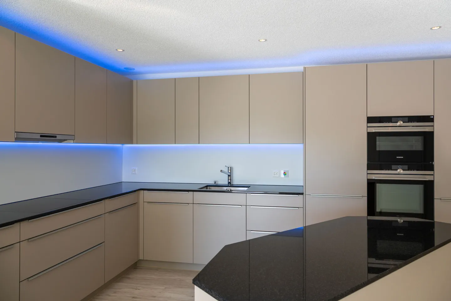 Ruhig gelegene, hochwertige, helle und moderne 4.5 Zimmer Terrassenwohnung im Obergeschoss mit 30 m² Wintergarten mit Weitsicht gegen Westen (Abendsonne), 2 Parkplätze inkl. und Gemeinschaftsgartengarten mit rundum Sichtschutz und Solitärbäumen - Foto 27 von 108