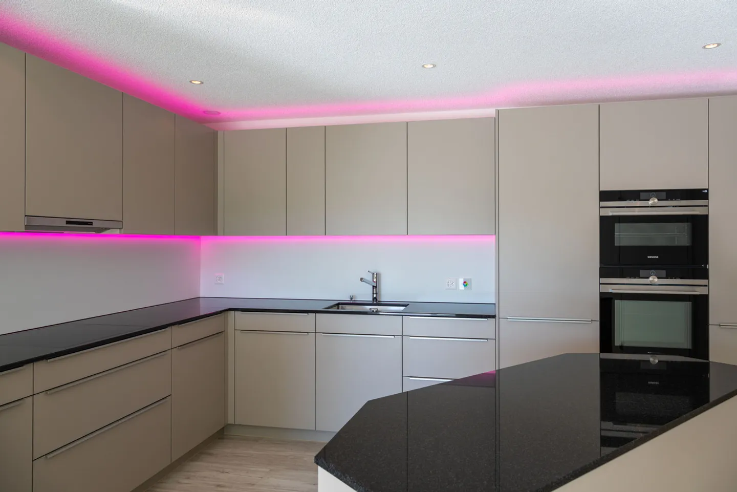 Ruhig gelegene, hochwertige, helle und moderne 4.5 Zimmer Terrassenwohnung im Obergeschoss mit 30 m² Wintergarten mit Weitsicht gegen Westen (Abendsonne), 2 Parkplätze inkl. und Gemeinschaftsgartengarten mit rundum Sichtschutz und Solitärbäumen - Foto 28 von 108