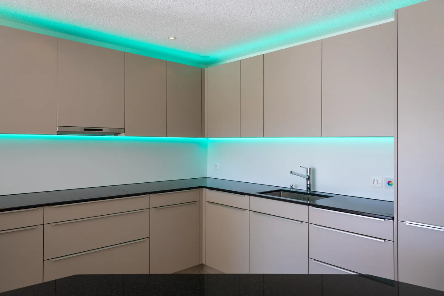 Ruhig gelegene, hochwertige, helle und moderne 4.5 Zimmer Terrassenwohnung im Obergeschoss mit 30 m² Wintergarten mit Weitsicht gegen Westen (Abendsonne), 2 Parkplätze inkl. und Gemeinschaftsgartengarten mit rundum Sichtschutz und Solitärbäumen - Foto 29 von 108