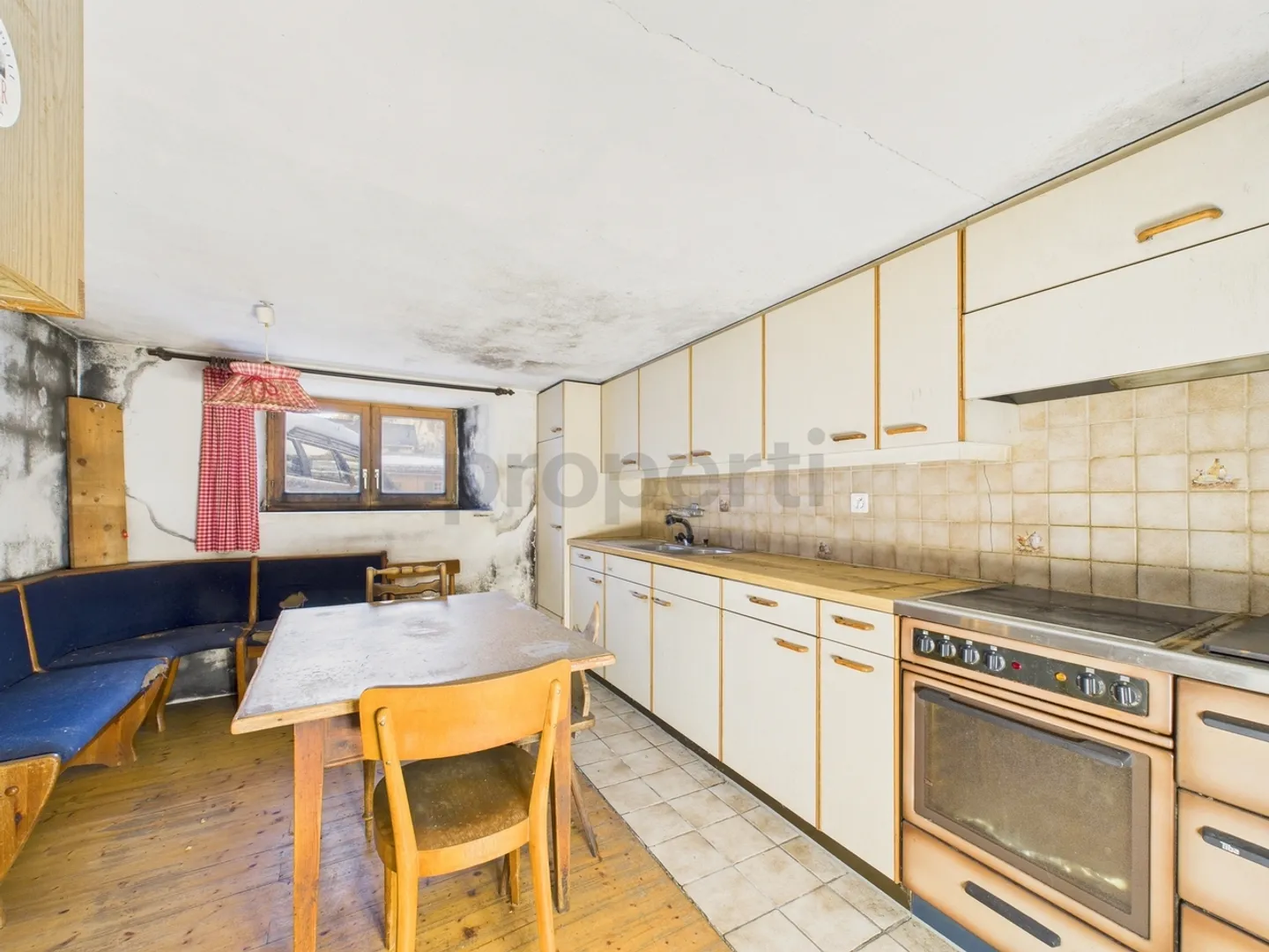 Charming 12-Room Single-Family House with Vaulted Cellar, Safien Platz - Photo 9 of 13