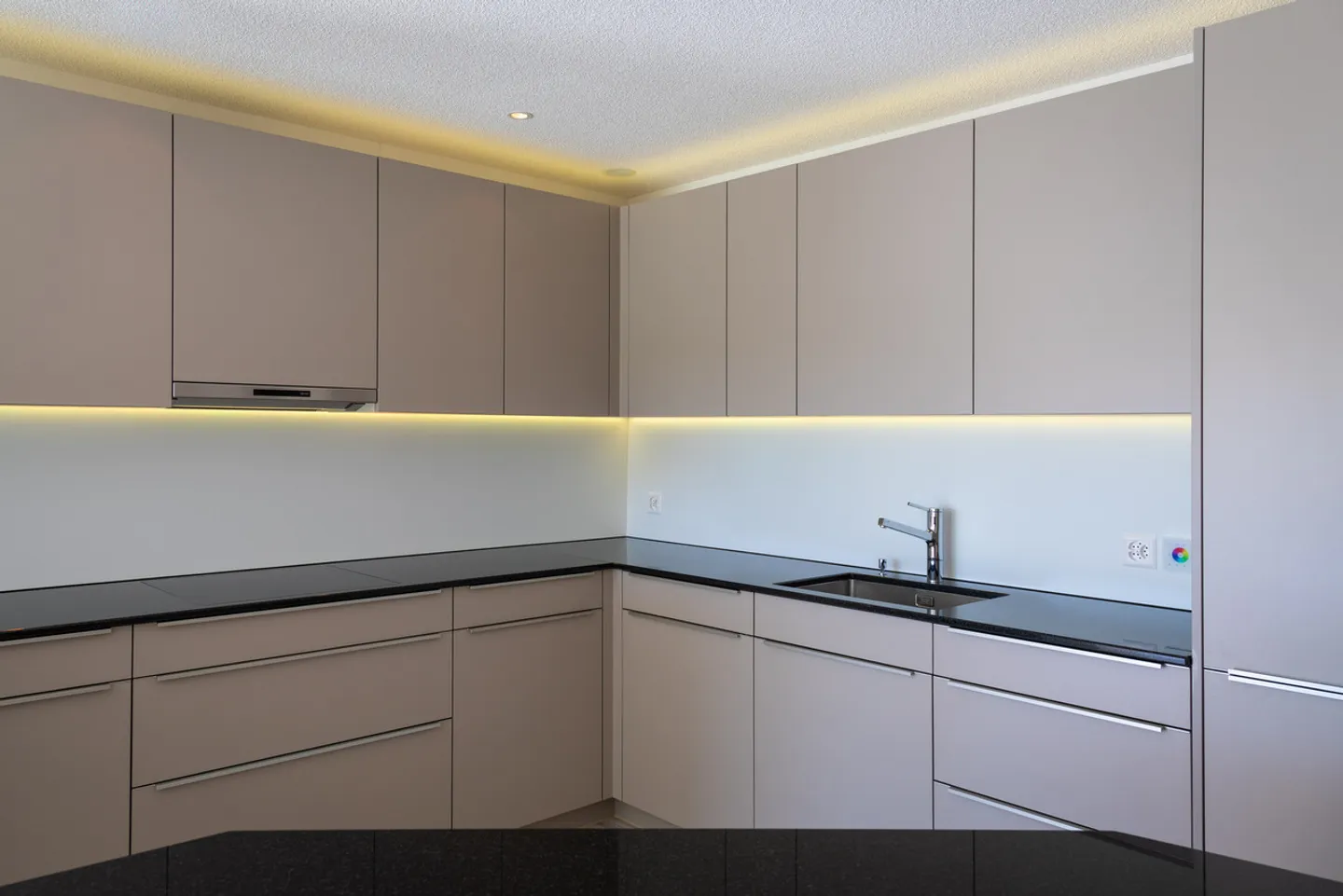 Ruhig gelegene, hochwertige, helle und moderne 4.5 Zimmer Terrassenwohnung im Obergeschoss mit 30 m² Wintergarten mit Weitsicht gegen Westen (Abendsonne), 2 Parkplätze inkl. und Gemeinschaftsgartengarten mit rundum Sichtschutz und Solitärbäumen - Foto 30 von 108