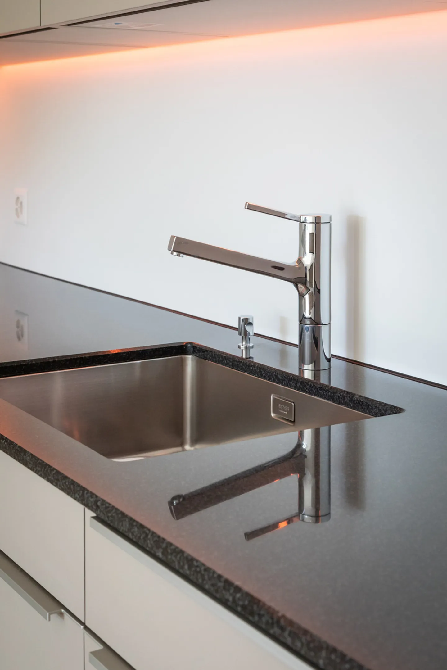 Ruhig gelegene, hochwertige, helle und moderne 4.5 Zimmer Terrassenwohnung im Obergeschoss mit 30 m² Wintergarten mit Weitsicht gegen Westen (Abendsonne), 2 Parkplätze inkl. und Gemeinschaftsgartengarten mit rundum Sichtschutz und Solitärbäumen - Foto 31 von 108
