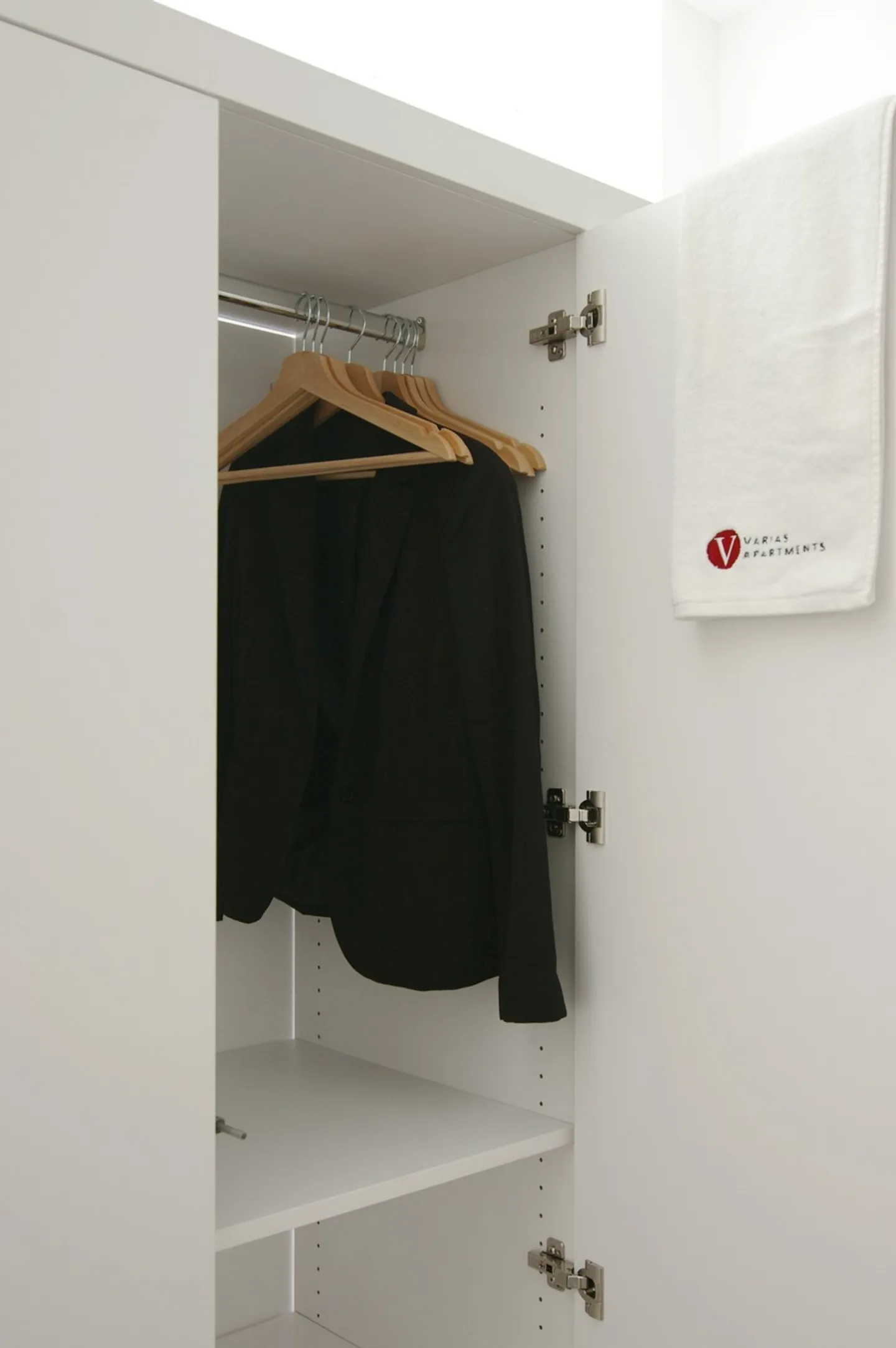 Living in a furnished Movement Apartment - brand new - Photo 5 of 8