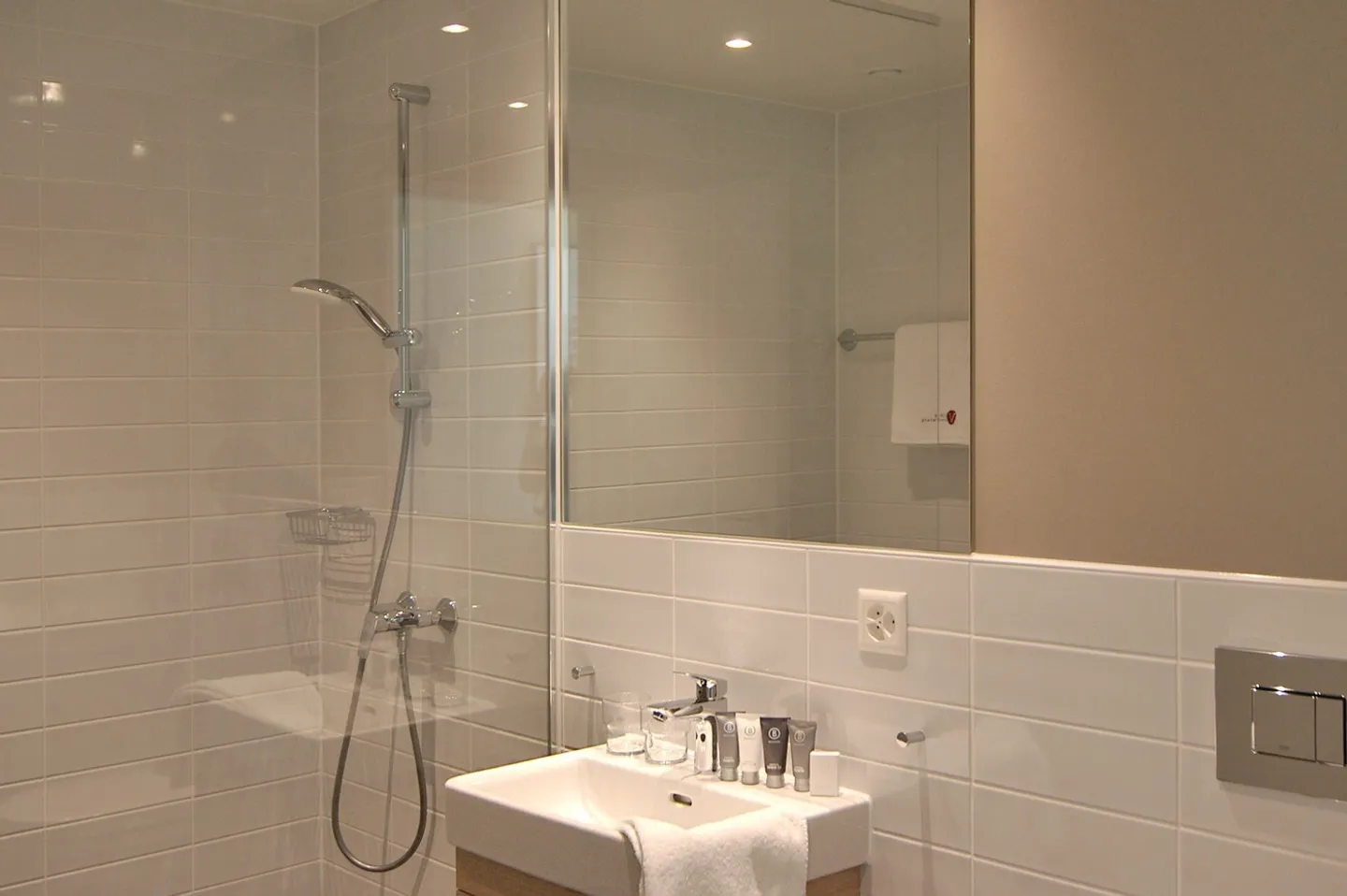 Living in a furnished Movement Apartment - brand new - Photo 4 of 8