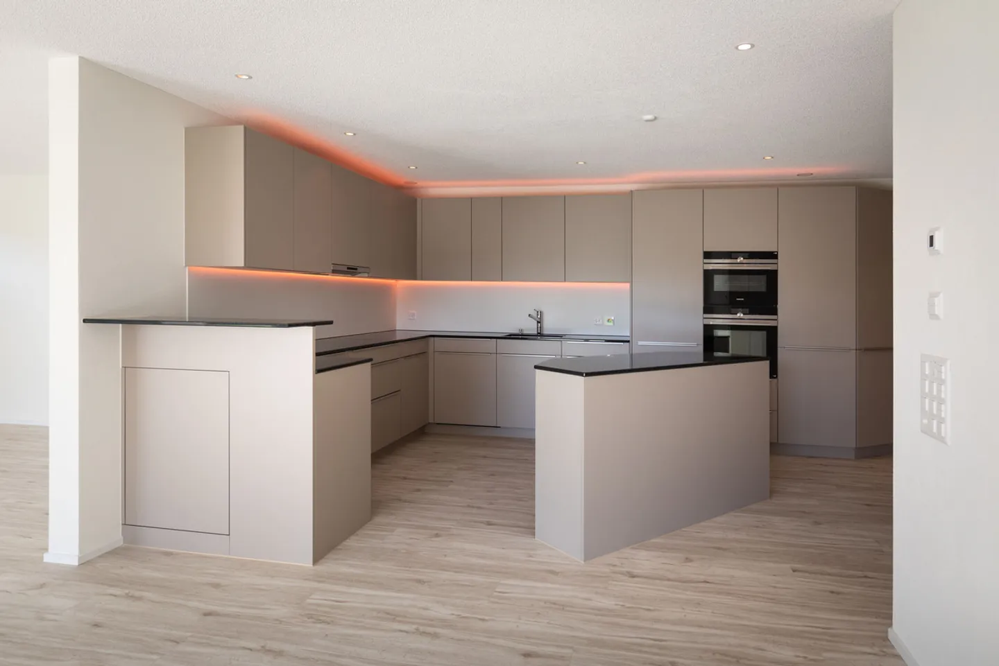 Ruhig gelegene, hochwertige, helle und moderne 4.5 Zimmer Terrassenwohnung im Obergeschoss mit 30 m² Wintergarten mit Weitsicht gegen Westen (Abendsonne), 2 Parkplätze inkl. und Gemeinschaftsgartengarten mit rundum Sichtschutz und Solitärbäumen - Foto 33 von 108