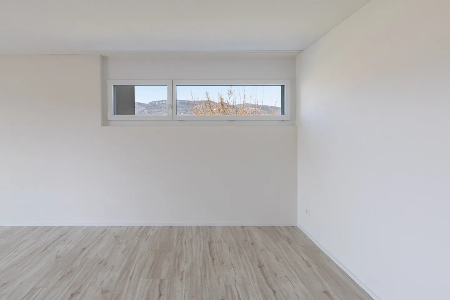 Ruhig gelegene, hochwertige, helle und moderne 4.5 Zimmer Terrassenwohnung im Obergeschoss mit 30 m² Wintergarten mit Weitsicht gegen Westen (Abendsonne), 2 Parkplätze inkl. und Gemeinschaftsgartengarten mit rundum Sichtschutz und Solitärbäumen - Foto 34 von 108