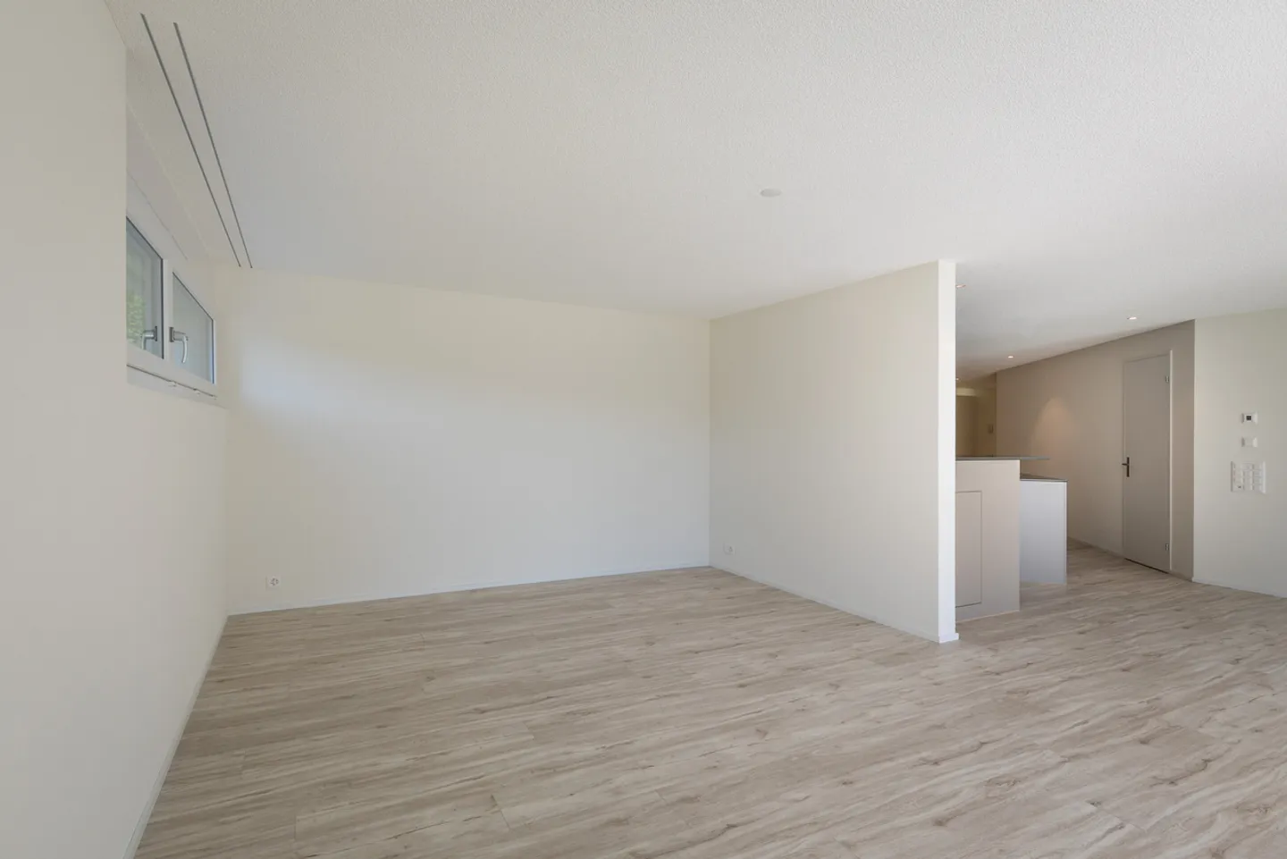 Ruhig gelegene, hochwertige, helle und moderne 4.5 Zimmer Terrassenwohnung im Obergeschoss mit 30 m² Wintergarten mit Weitsicht gegen Westen (Abendsonne), 2 Parkplätze inkl. und Gemeinschaftsgartengarten mit rundum Sichtschutz und Solitärbäumen - Foto 35 von 108
