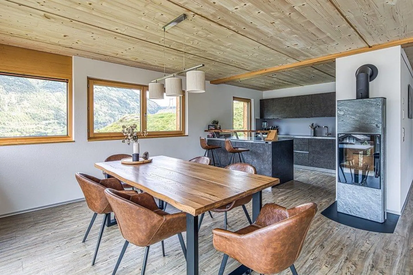 Lassen Sie sich von diesem stilvollen Einfamilienhaus begeistern! - Foto 4 von 13