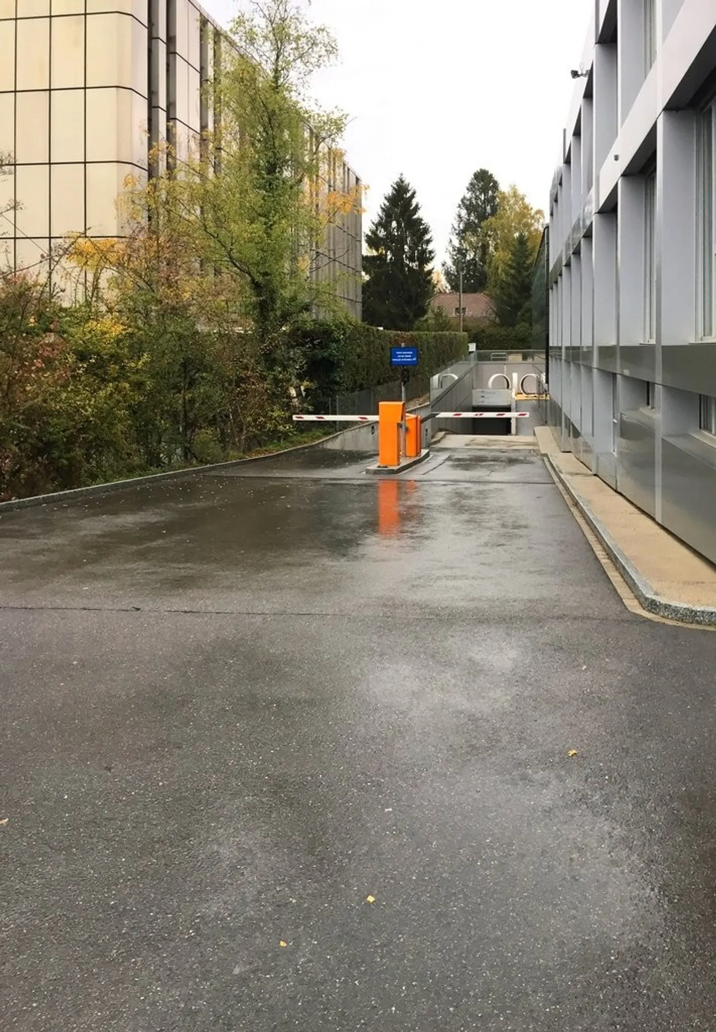 Secure parking space, ideally located near the airport - Photo 2 of 2