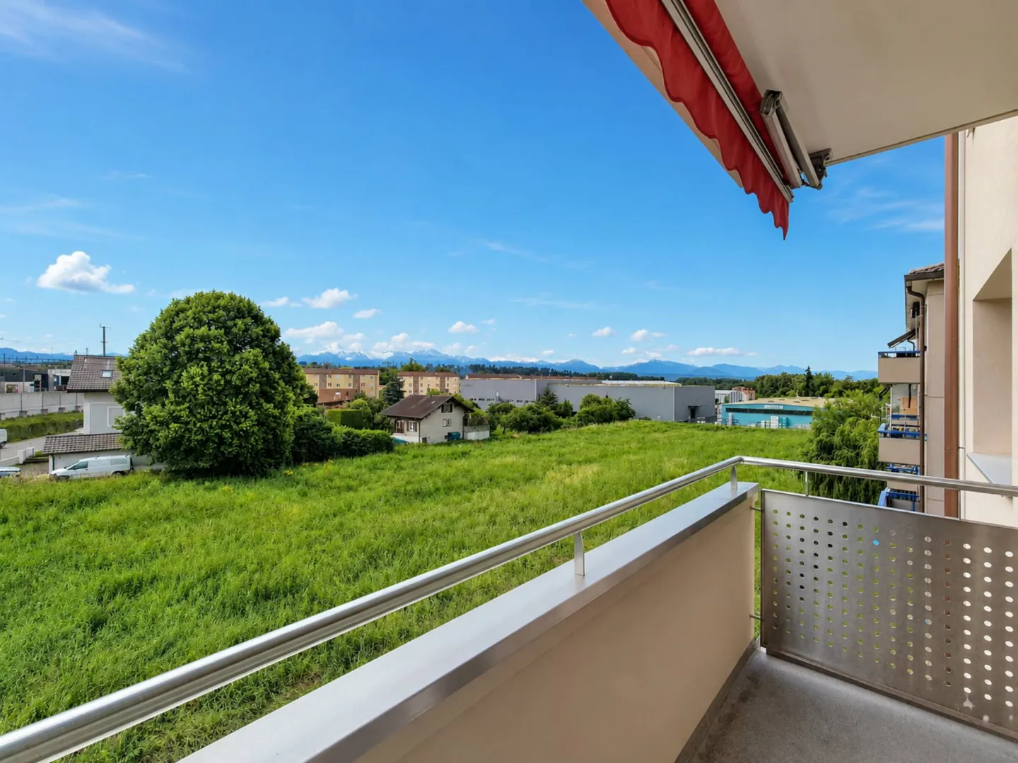 4,5 pièces à rénover dans un bâtiment récemment rénové - Photo 2 sur 13
