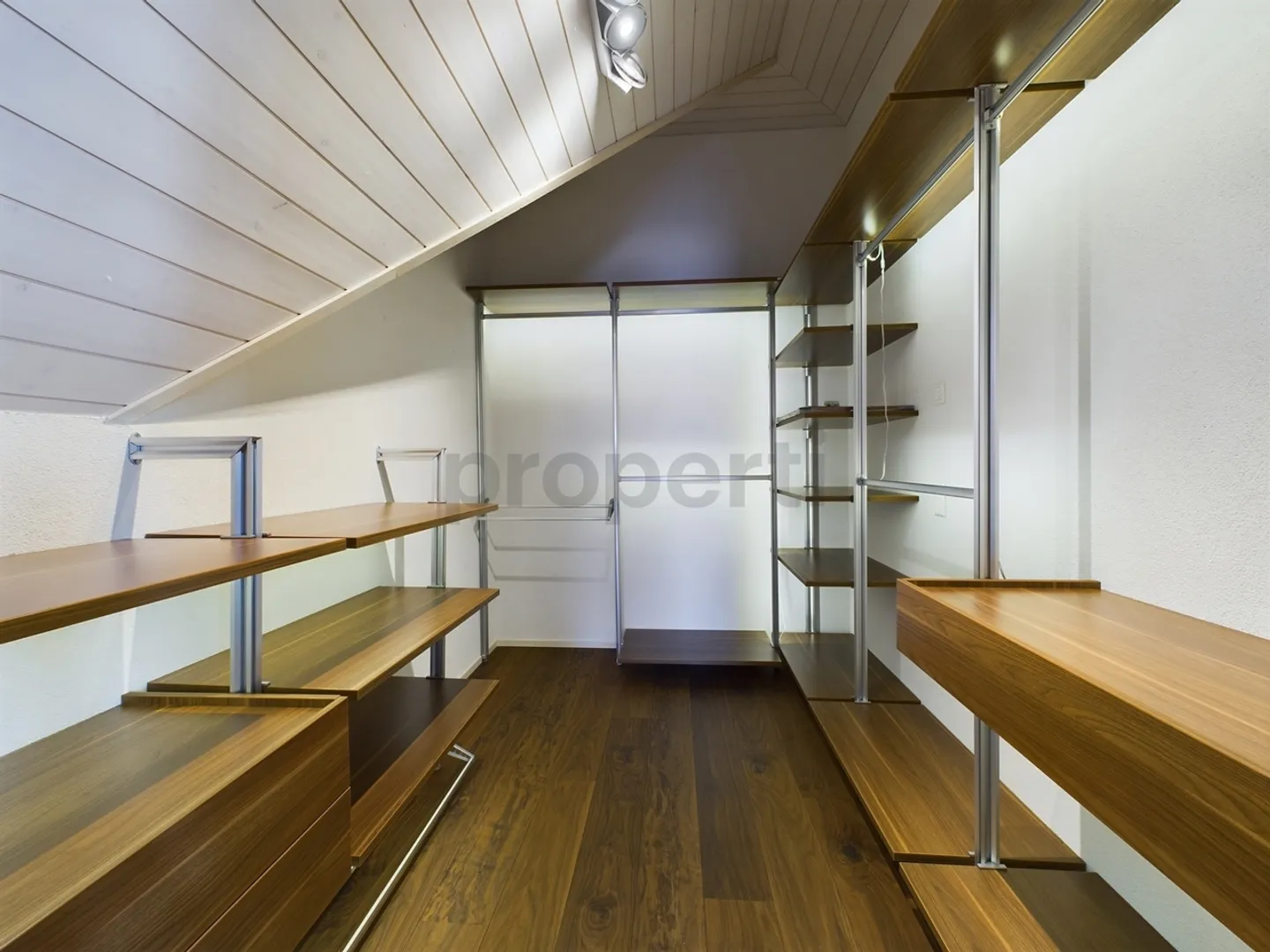 Appartamento mansardato elegante e accogliente di 3,5 locali con camino a Niederglatt - Foto 9 di 11