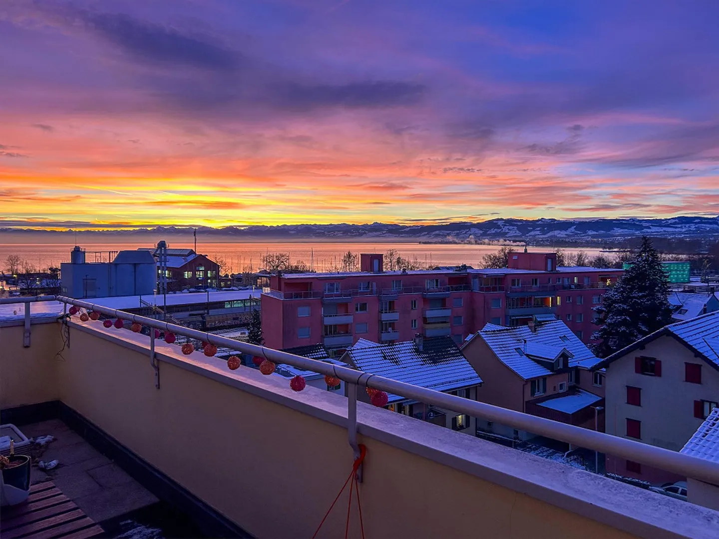 Light-flooded attic apartment with stunning lake and alpine views - Photo 1 of 8