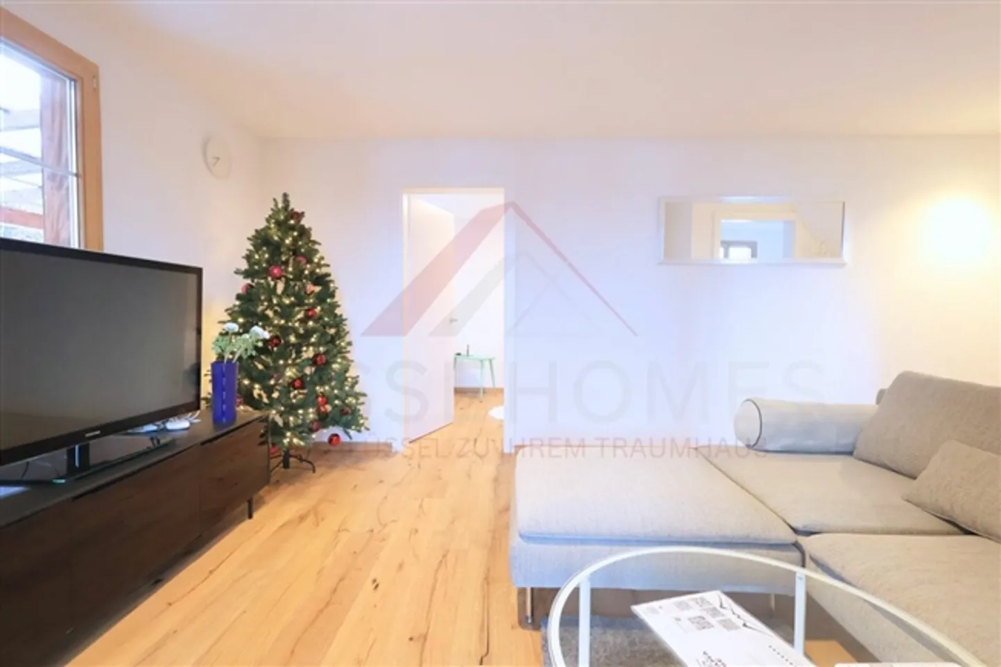 «Einfamilienhaus mit modernem Wohnkomfort und charmantem Charakter - 4.5 Zimmer in 3700 Spiez» - Photo 4 sur 19