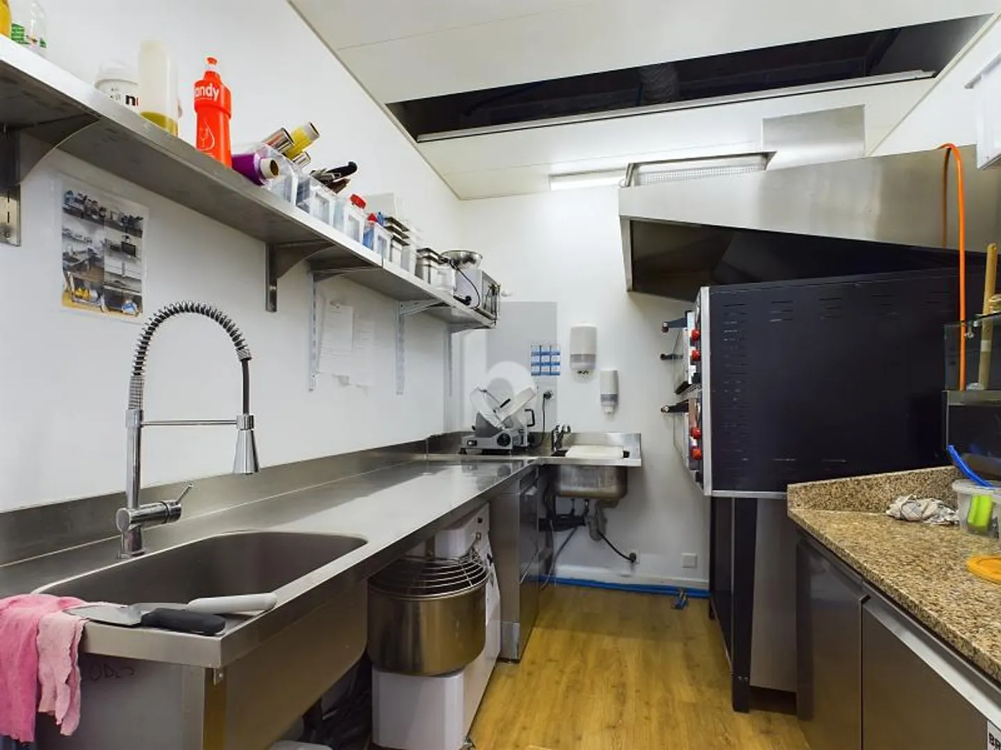 NEI PRESSI DELLA STAZIONE E DEL GYMNASIUM DI RENENS! - Foto 4 di 5