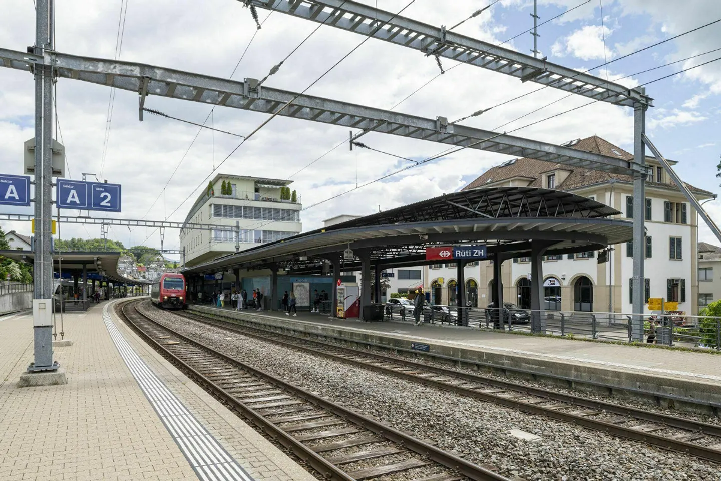 Votre nouvel espace de bureau directement à la gare de Rüti ZH - Photo 1 sur 9