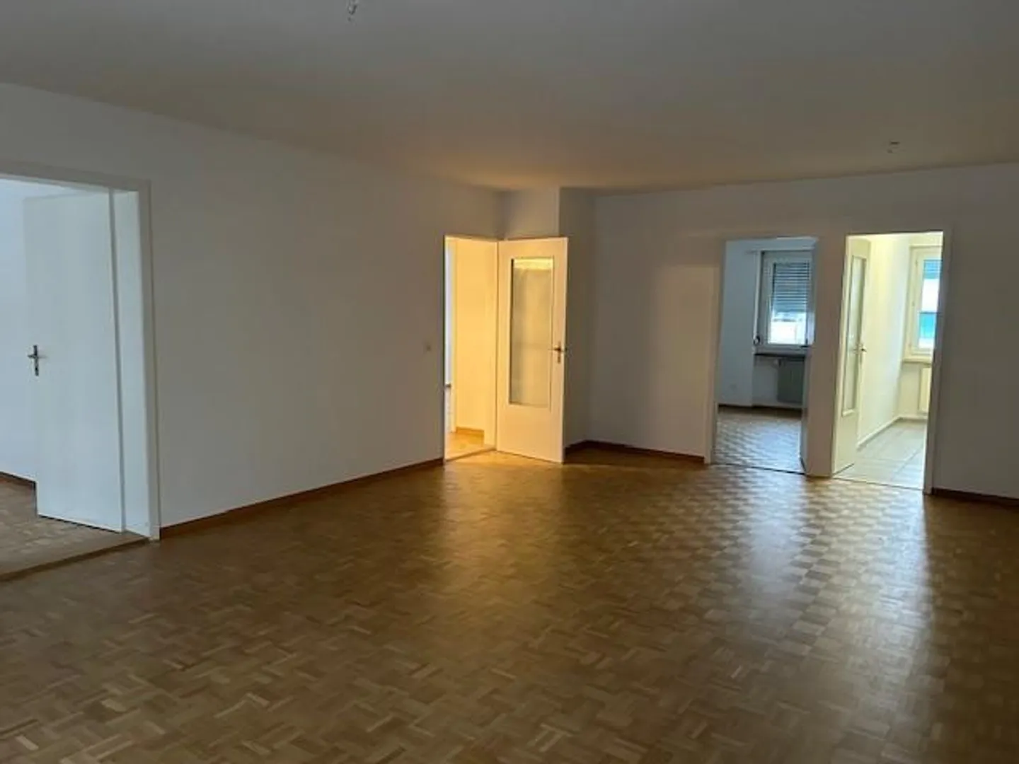 Cozy apartment right by the train station - Photo 4 of 10