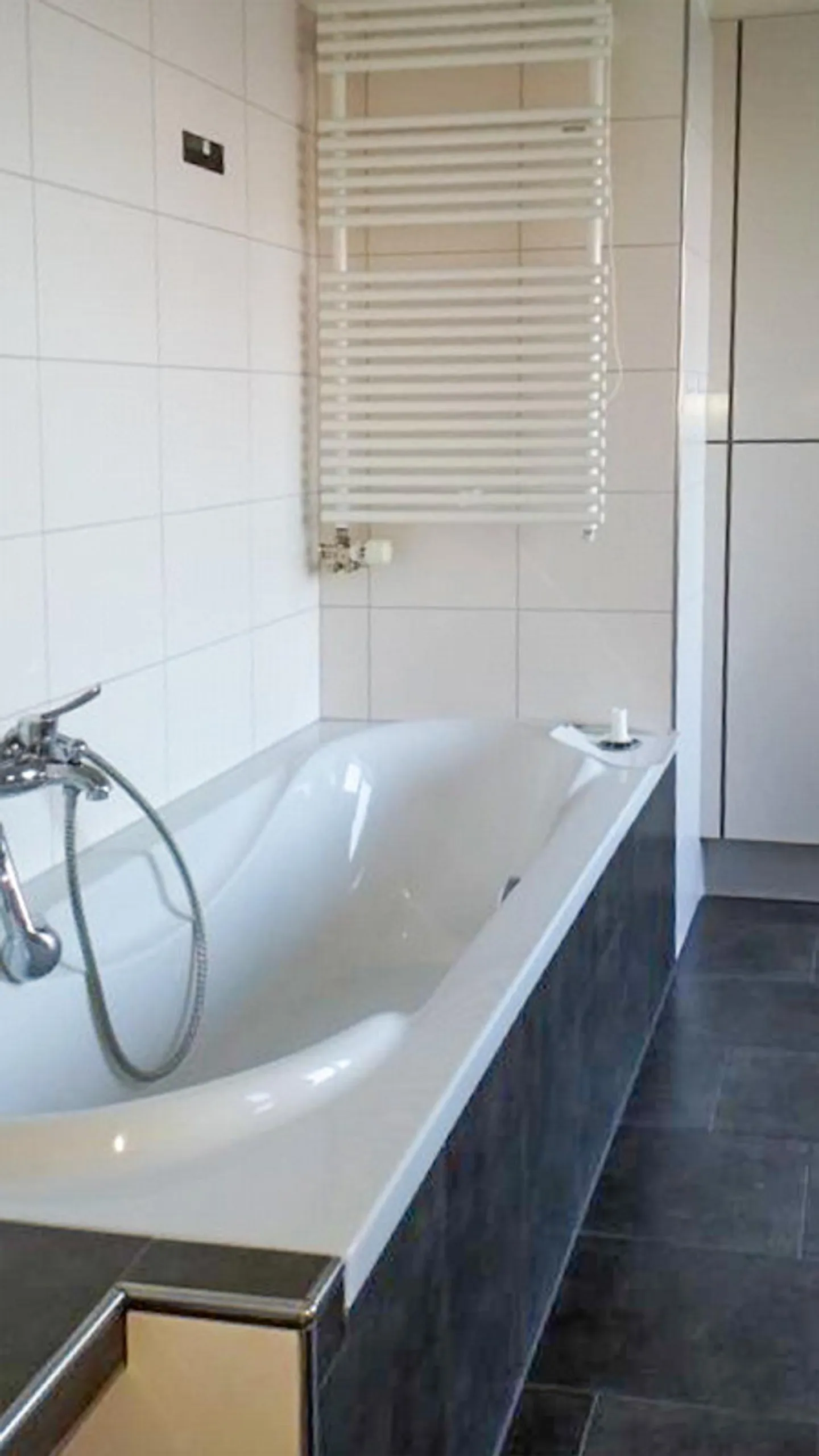 Light-flooded attic apartment with stunning lake and alpine views - Photo 5 of 8