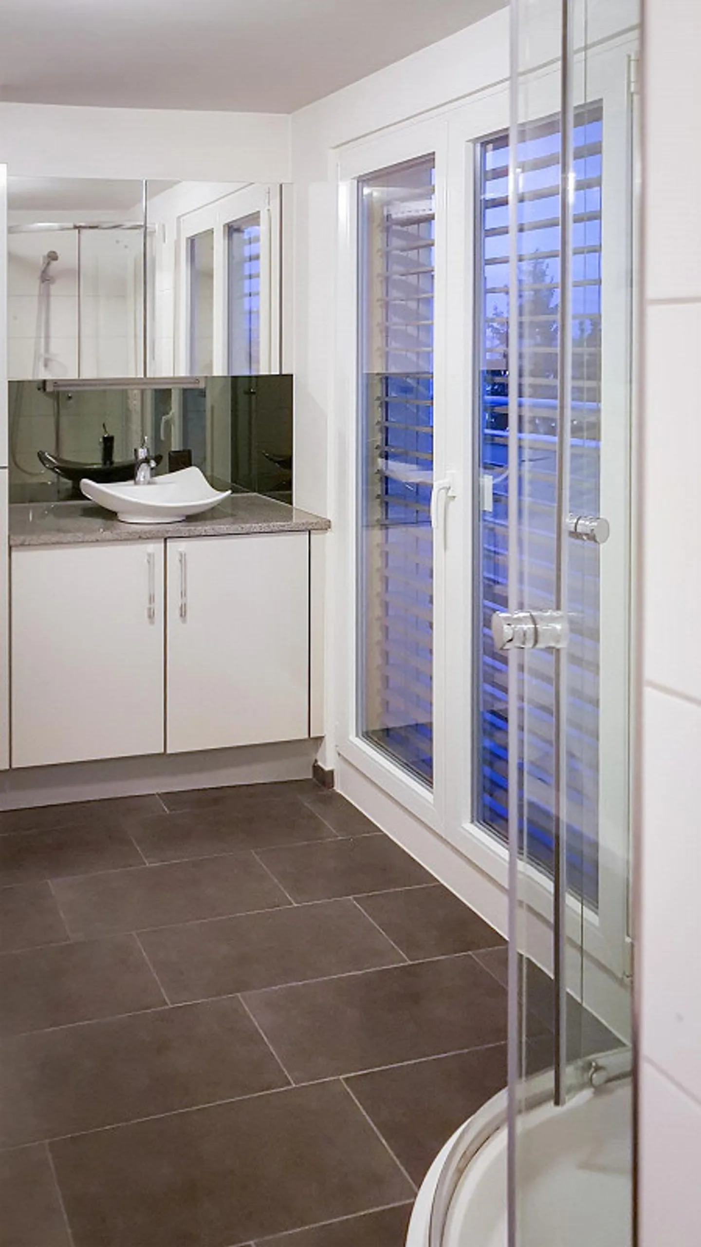 Light-flooded attic apartment with stunning lake and alpine views - Photo 6 of 8