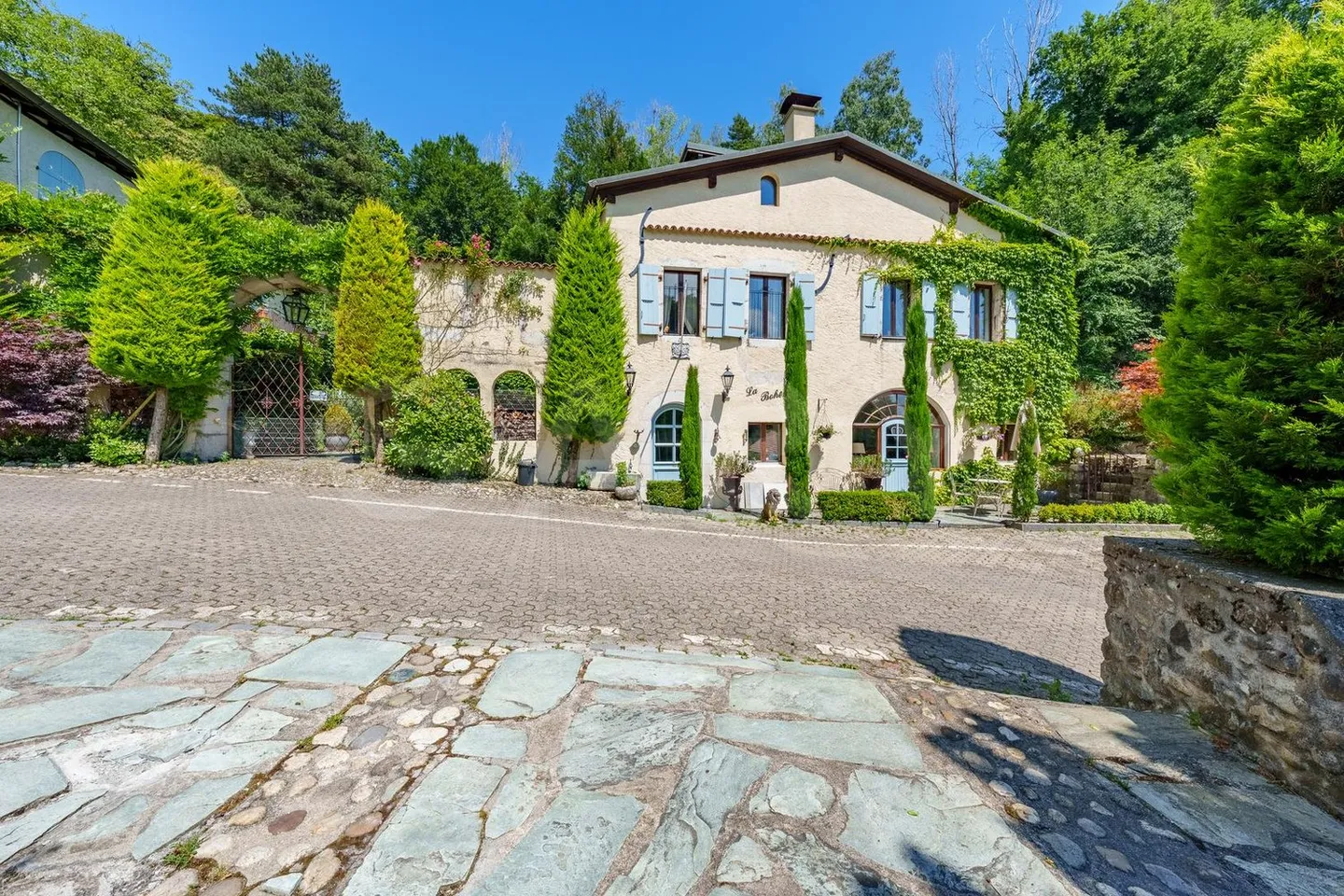 Manor House with Timeless Charm in the Heart of the Vaud Coast - Photo 2 of 13