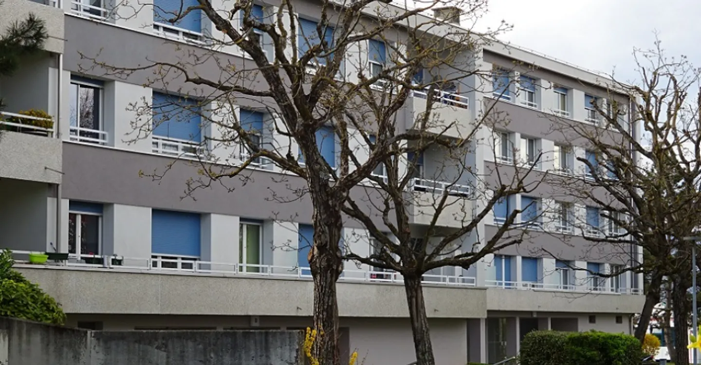 BERNEX - grande appartamento con balcone - Foto 1 di 11