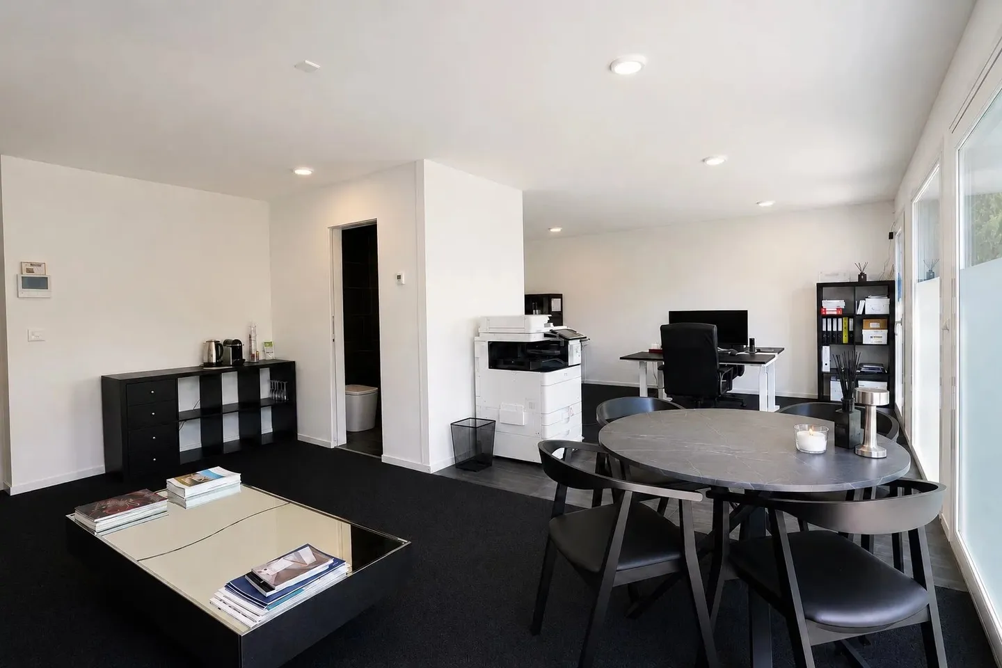 Bureau de 45 m² avec jardin privé et parking, près du lac - Photo 2 sur 5