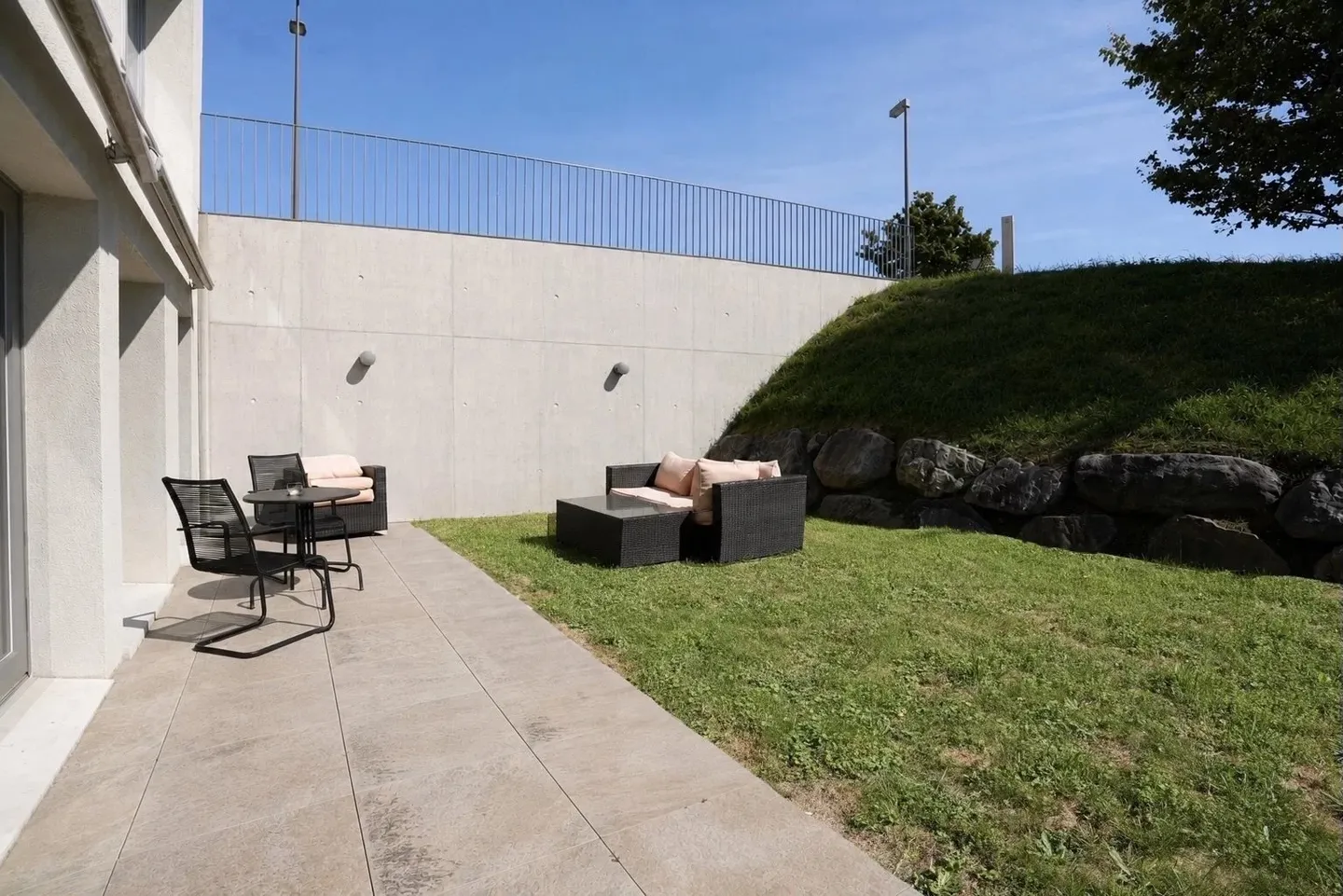 Bureau de 45 m² avec jardin privé et parking, près du lac - Photo 4 sur 5