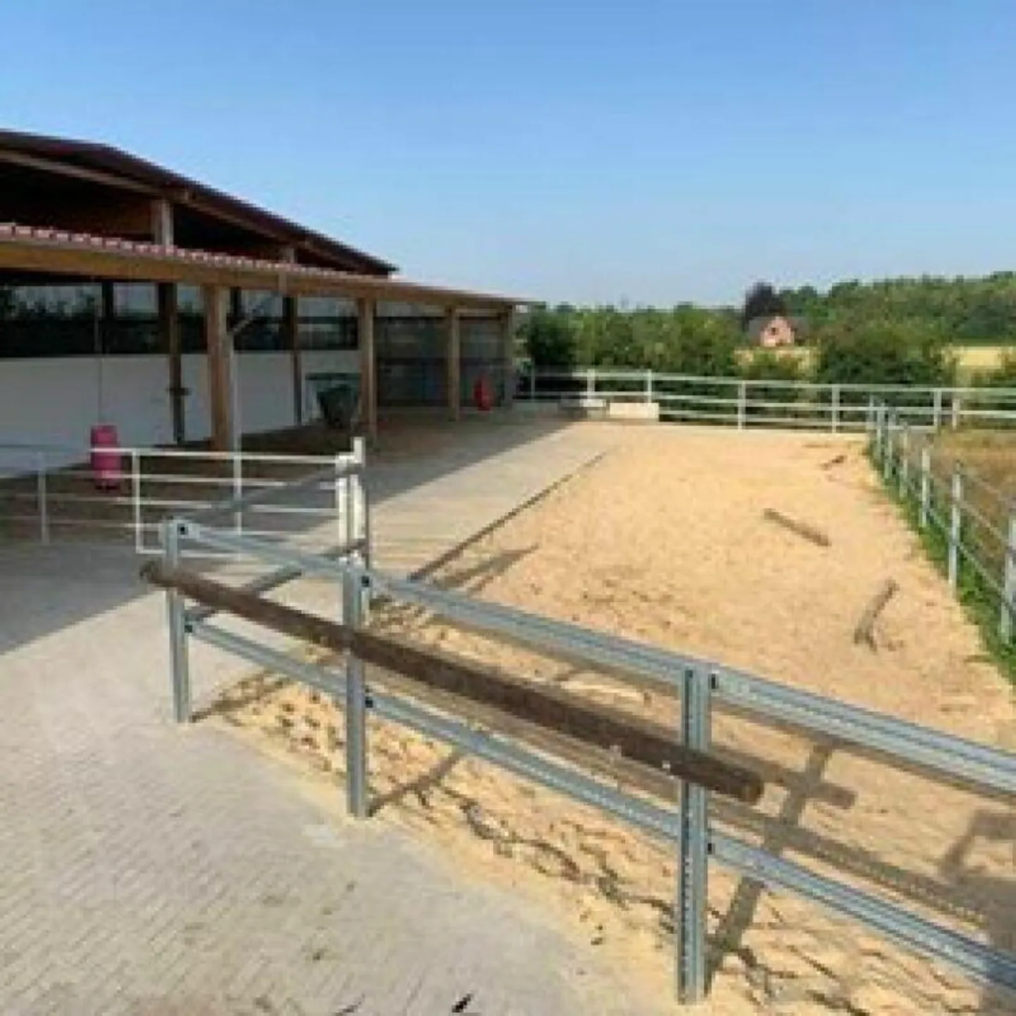Reitsportimmobilie mit Wohnung/Einzelzimmer und Reitalle - Photo 2 of 6