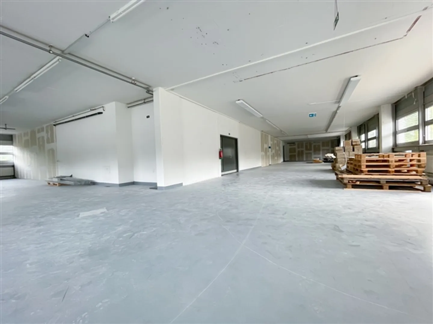 Espace commercial abordable à louer dans le Techpark Saland - Photo 2 sur 4