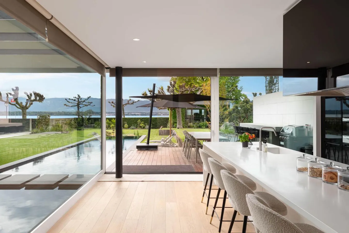 Magnificent furnished villa in contemporary style directly on the water - Photo 1 of 13