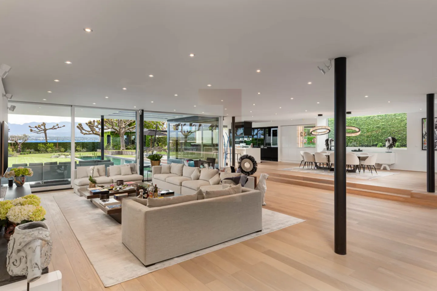 Magnificent furnished villa in contemporary style directly on the water - Photo 4 of 13