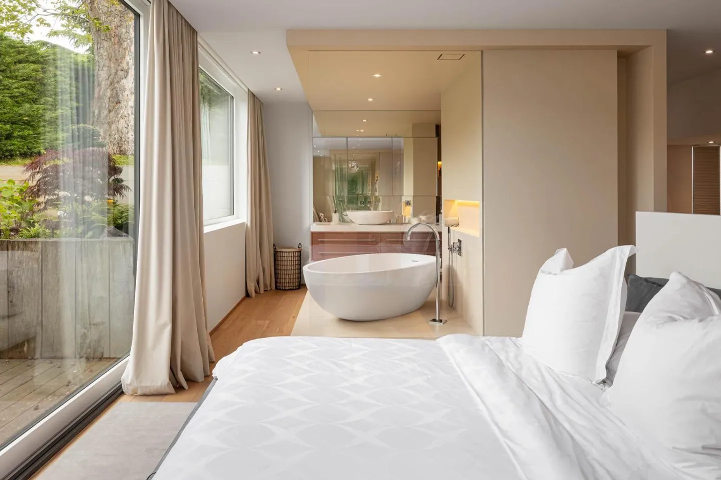 Magnificent furnished villa in contemporary style directly on the water - Photo 5 of 13