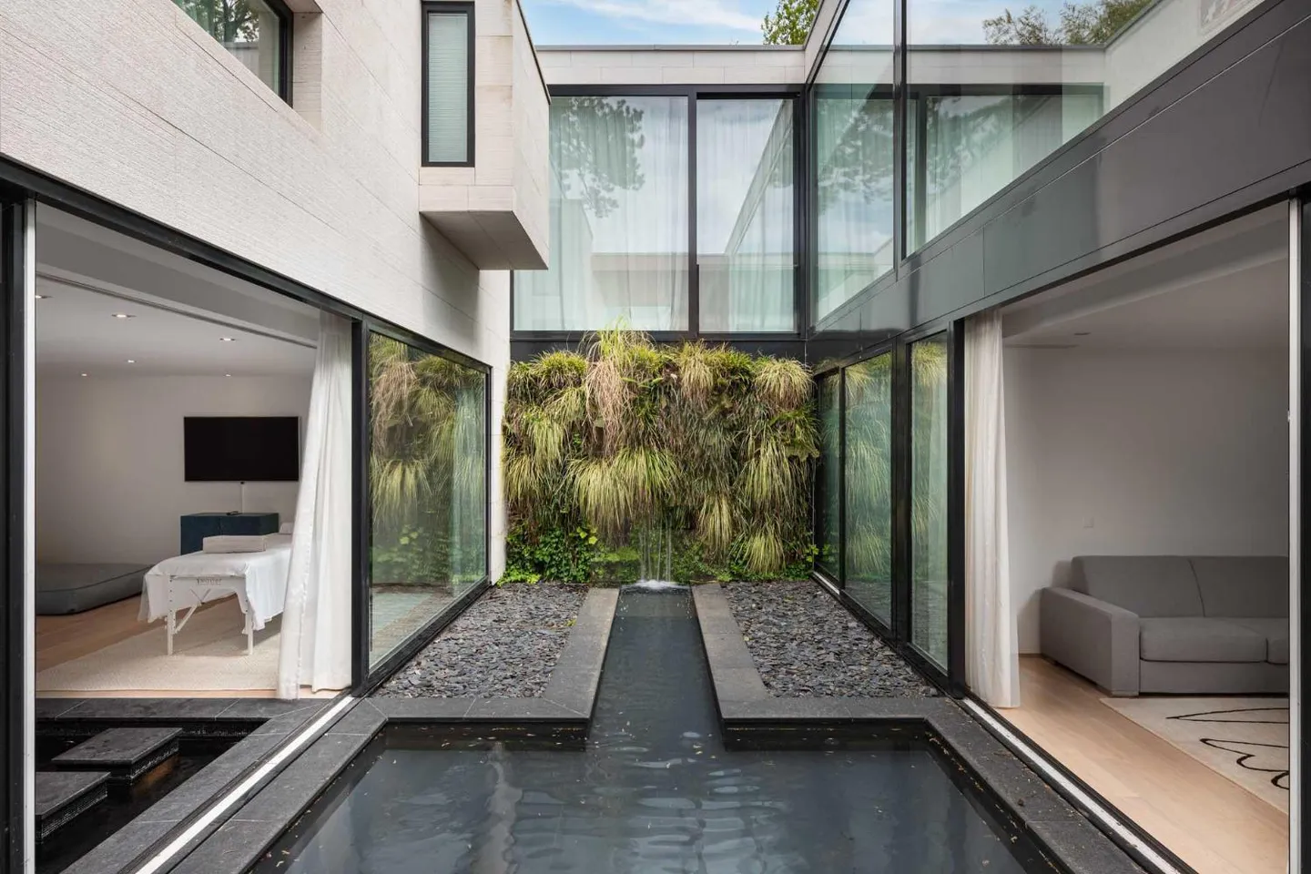 Magnificent furnished villa in contemporary style directly on the water - Photo 6 of 13