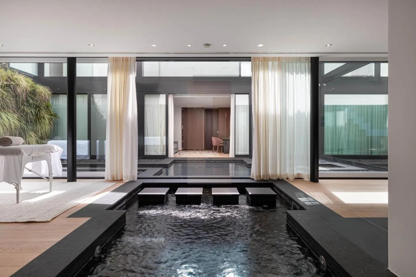 Magnificent furnished villa in contemporary style directly on the water - Photo 7 of 13