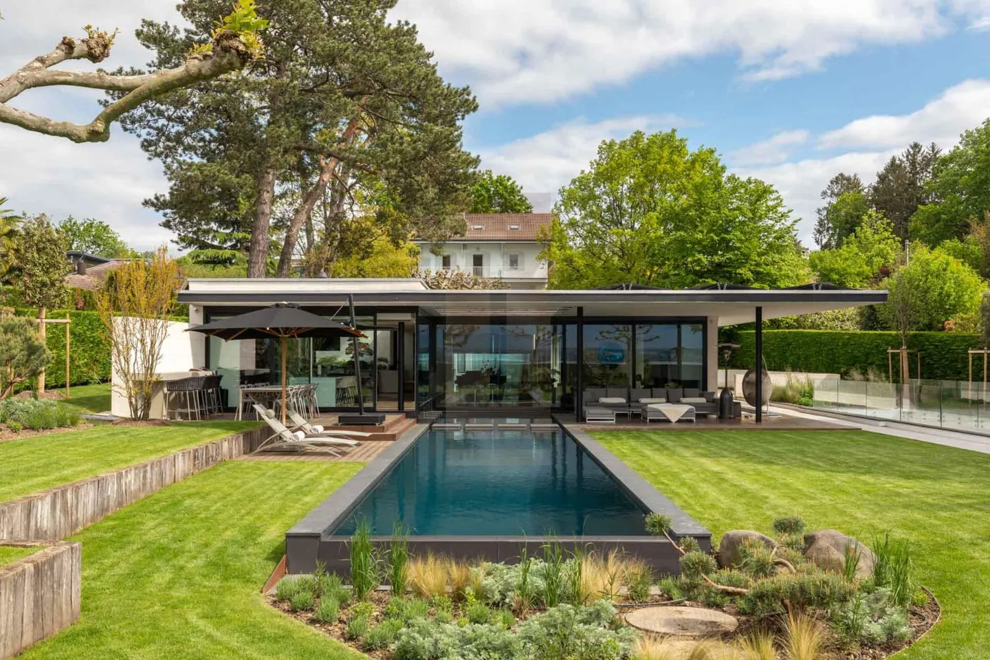 Magnificent furnished villa in contemporary style directly on the water - Photo 2 of 13