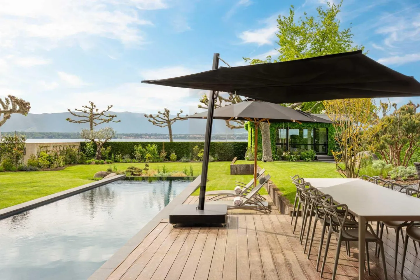 Magnificent furnished villa in contemporary style directly on the water - Photo 11 of 13